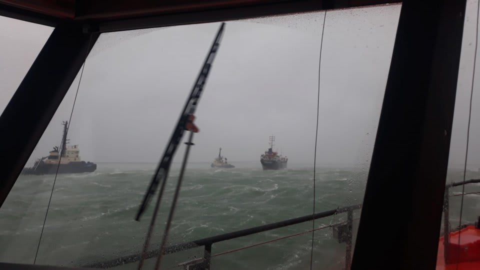 O navă comercială a luat foc în Marea Neagră, în zona economică a României