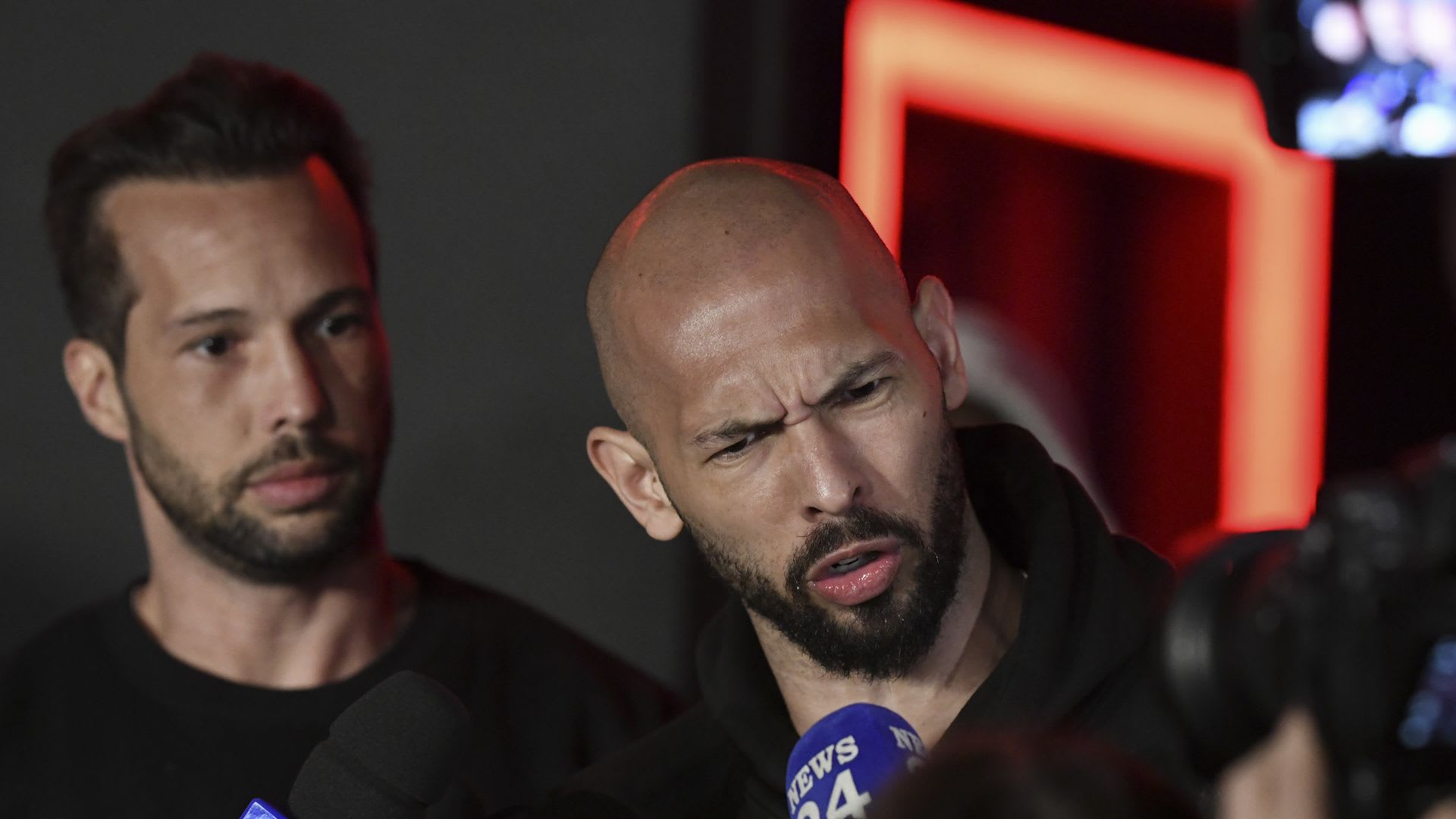 Frații Andrew și Tristan Tate rămân în arest în Miami, decizie amânată