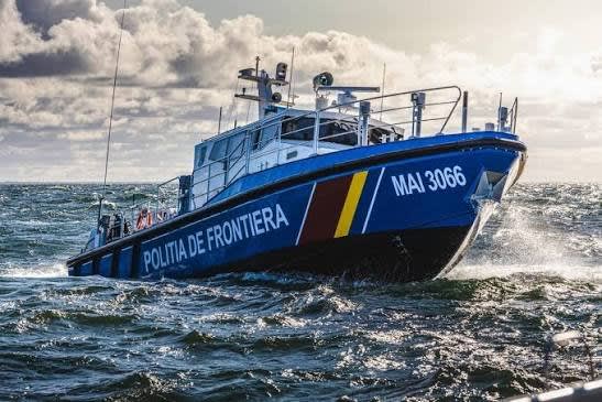 Echipaj de polițiști de frontieră salvând persoane din apă în Marea Neagră Echipaj de polițiști de frontieră salvând persoane din apă în Marea Neagră
