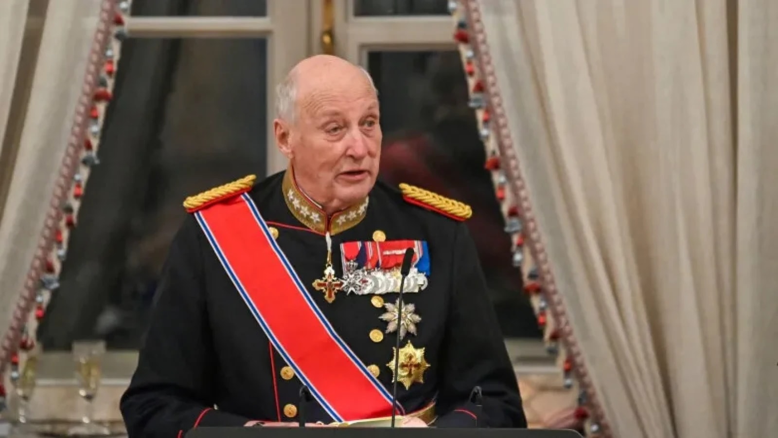 Regele Harald al V-lea al Norvegiei în fața Palatului Regal
