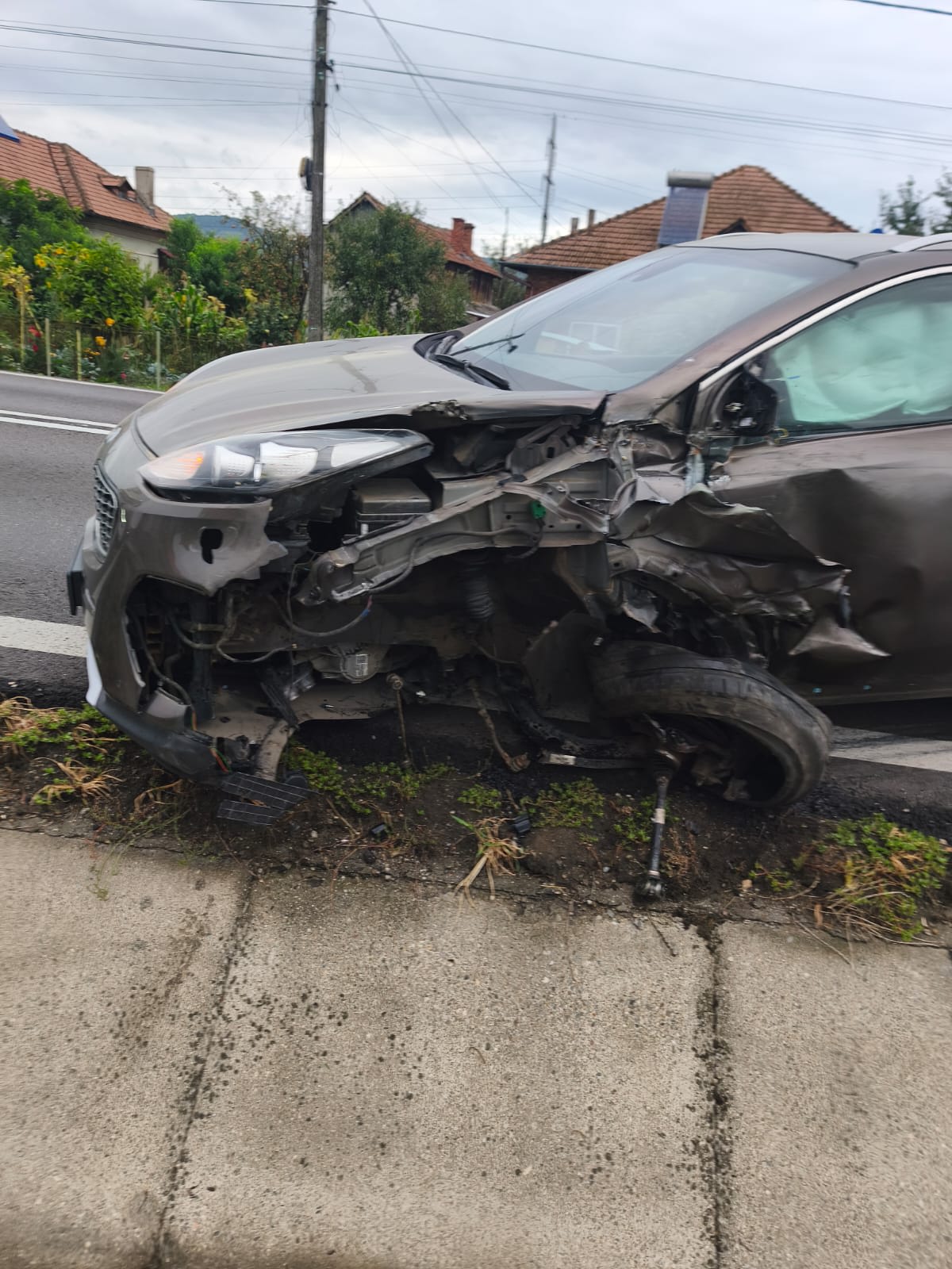 Un autoturism ajunge pe contrasens și se izbește violent de un camion pe DN7 la Bujoreni