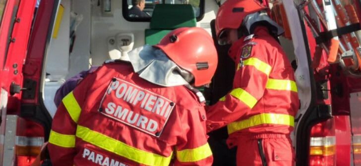 Mașină avariată după accident, zid de beton, drum din Caraș-Severin