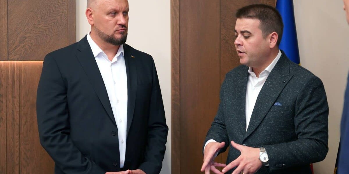 Guvernatorul Zaparaniuk și Gheorghe Șoldan în discuție pe frontiera Suceava-Cernăuți Guvernatorul Zaparaniuk și Gheorghe Șoldan în discuție pe frontiera Suceava-Cernăuți