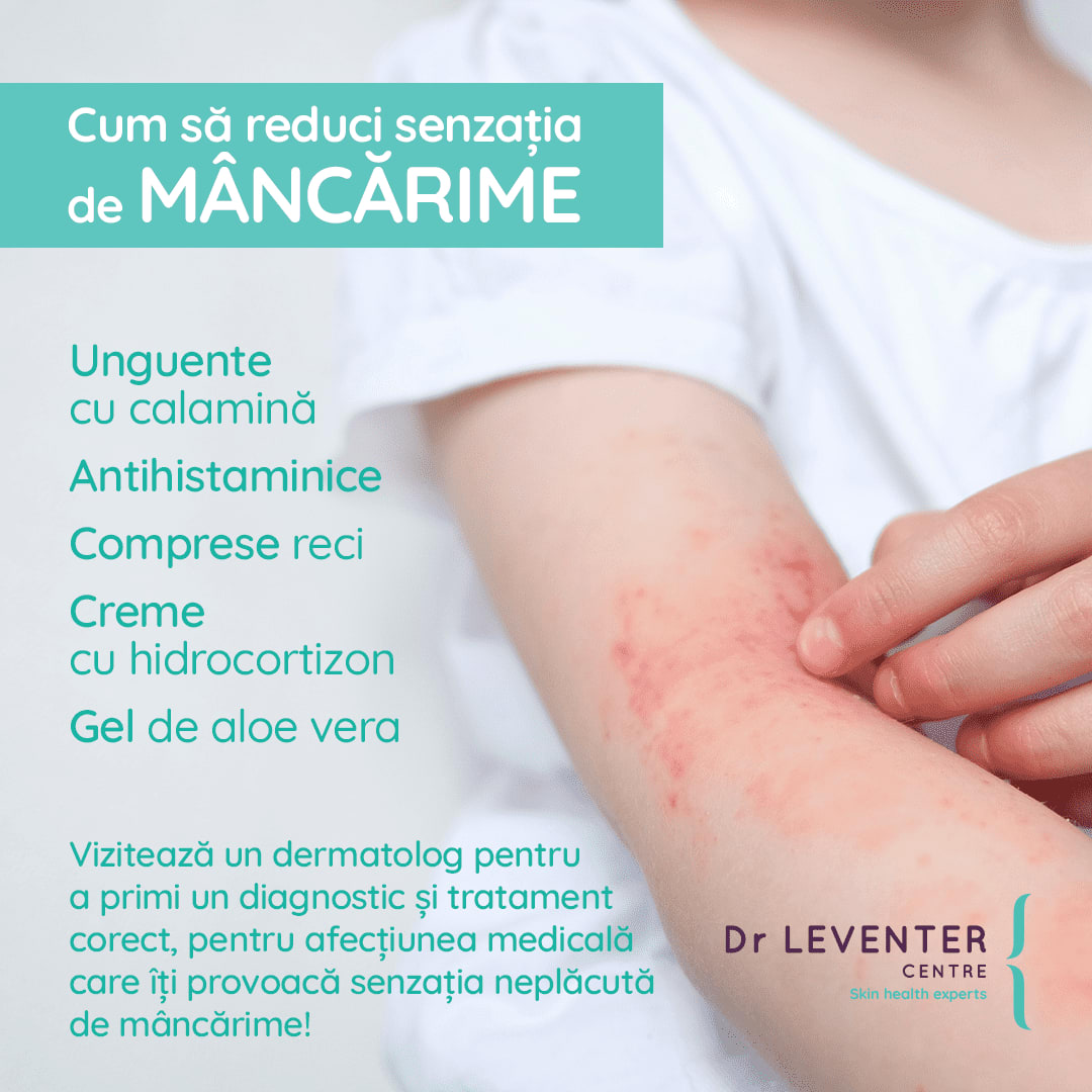 Dermatolog examinează pielea unei paciente în cabinet Dermatolog examinează pielea unei paciente în cabinet