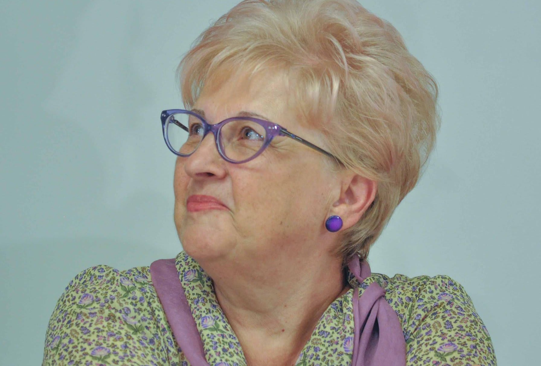 Portret al jurnalistei Brîndușa Armanca în studio TVR Timișoara Portret al jurnalistei Brîndușa Armanca în studio TVR Timișoara