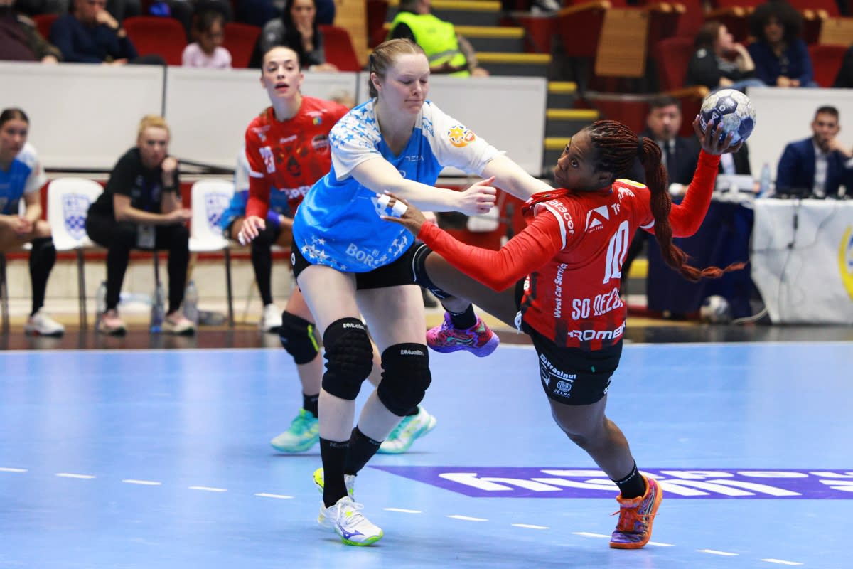 Federația Română de Handbal a suspendat arbitrii meciului Gloria Bistrița - CSM București pentru 10 etape