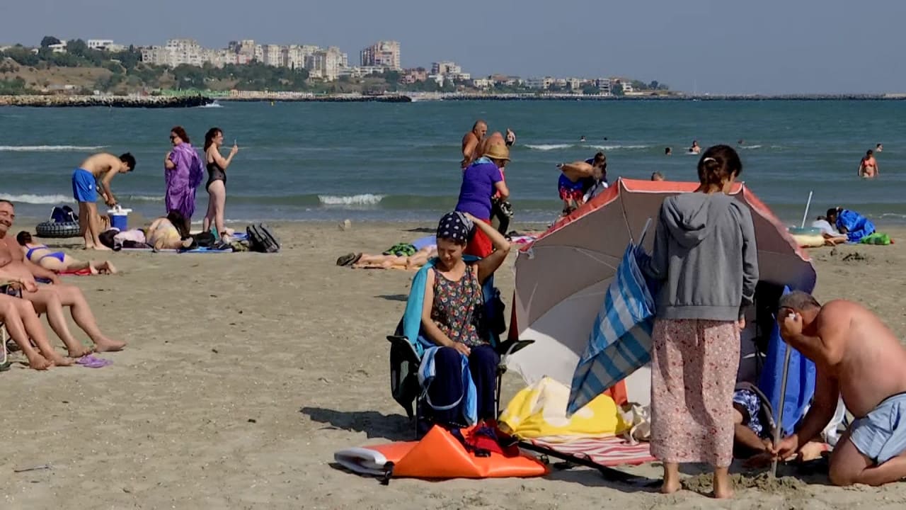 Plajă pe litoralul românesc cu steag roșu Plajă pe litoralul românesc cu steag roșu