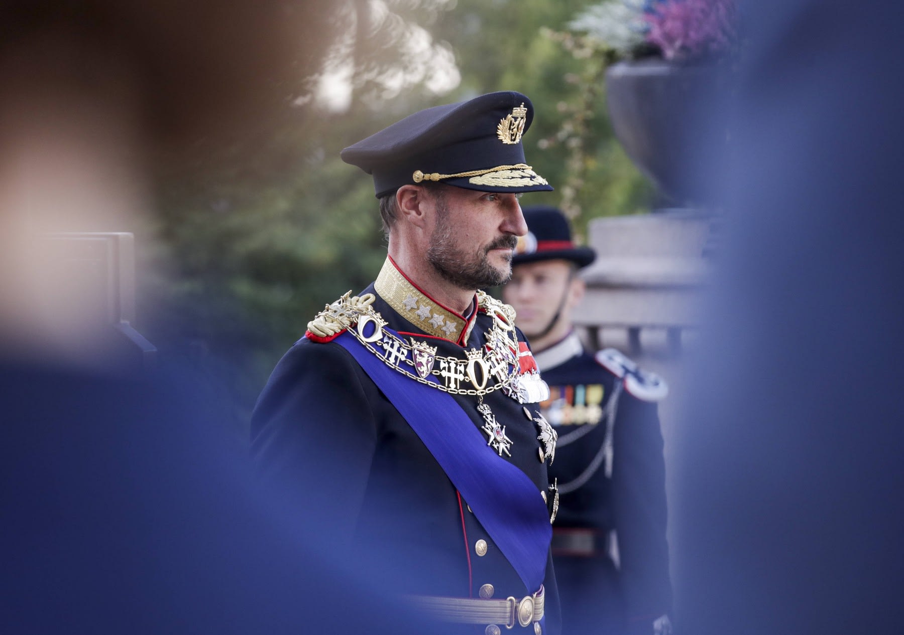 Regele Haakon al VIII-lea în fața Palatului Regal din Oslo Regele Haakon al VIII-lea în fața Palatului Regal din Oslo