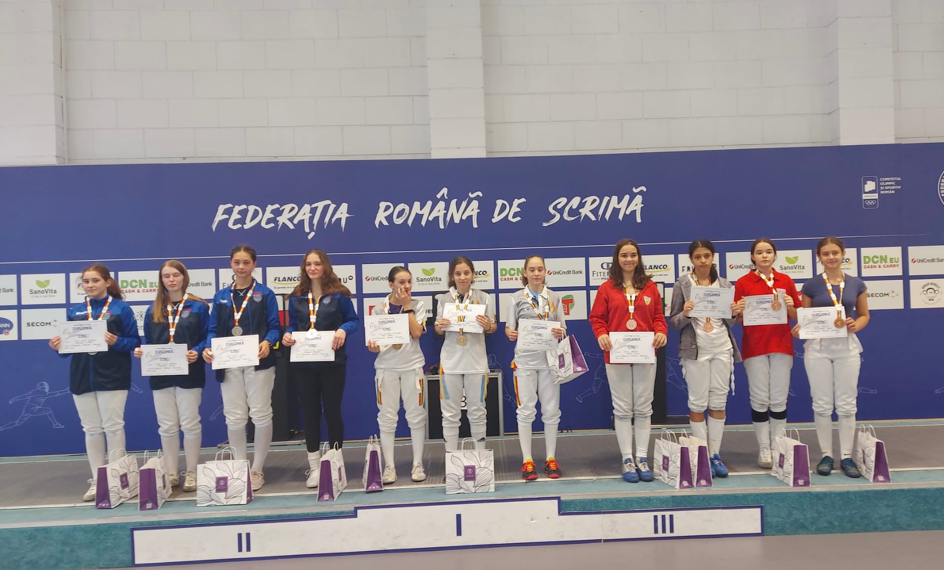 Copii practicând scrimă în sala clubului ACS Floreta