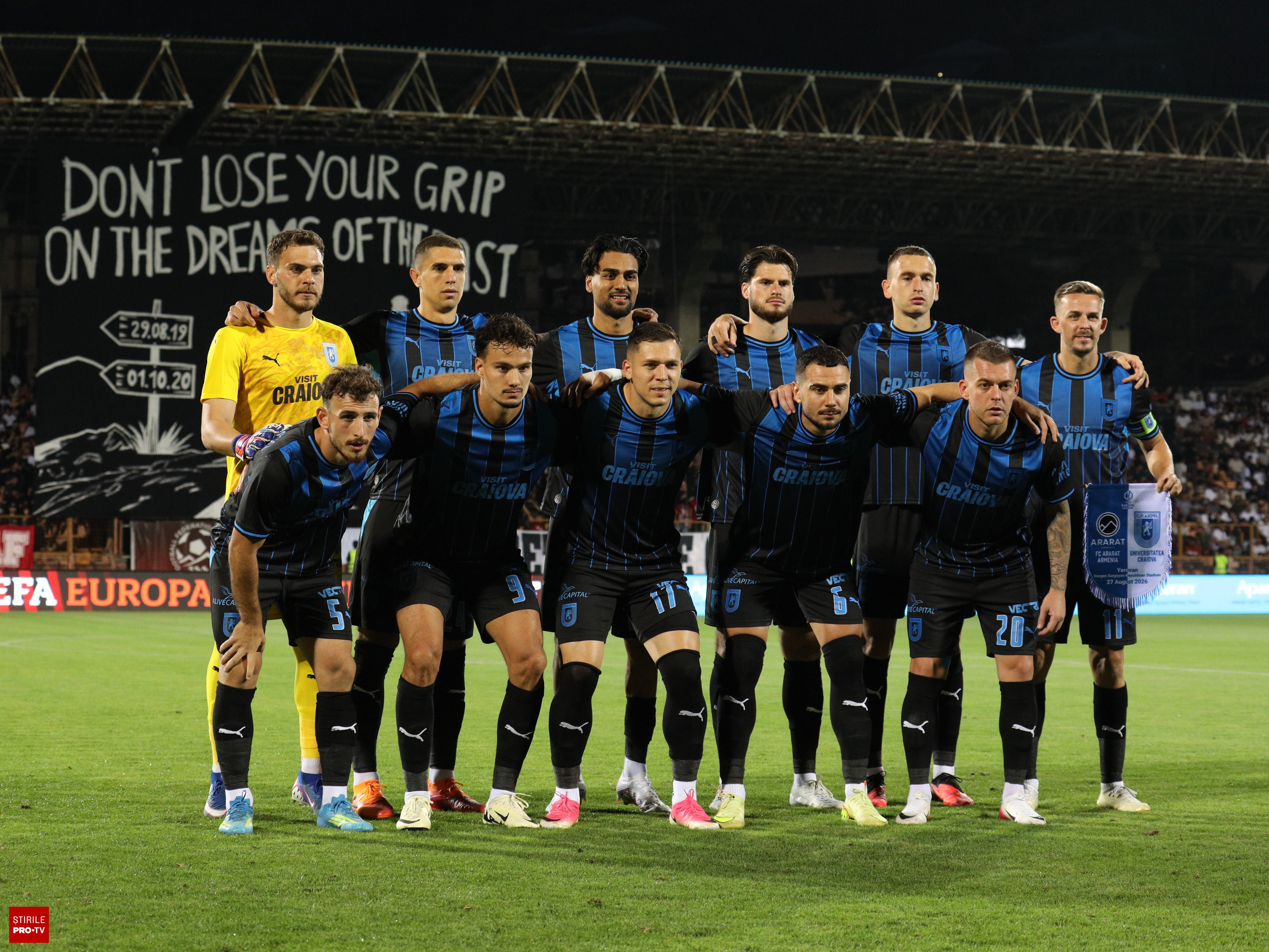 Fotbal echipa Universitatea Craiova în acțiune pe teren Fotbal echipa Universitatea Craiova în acțiune pe teren