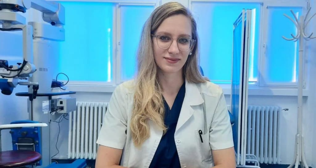 Medic în cabinet consultând pacient cu vertij Medic în cabinet consultând pacient cu vertij