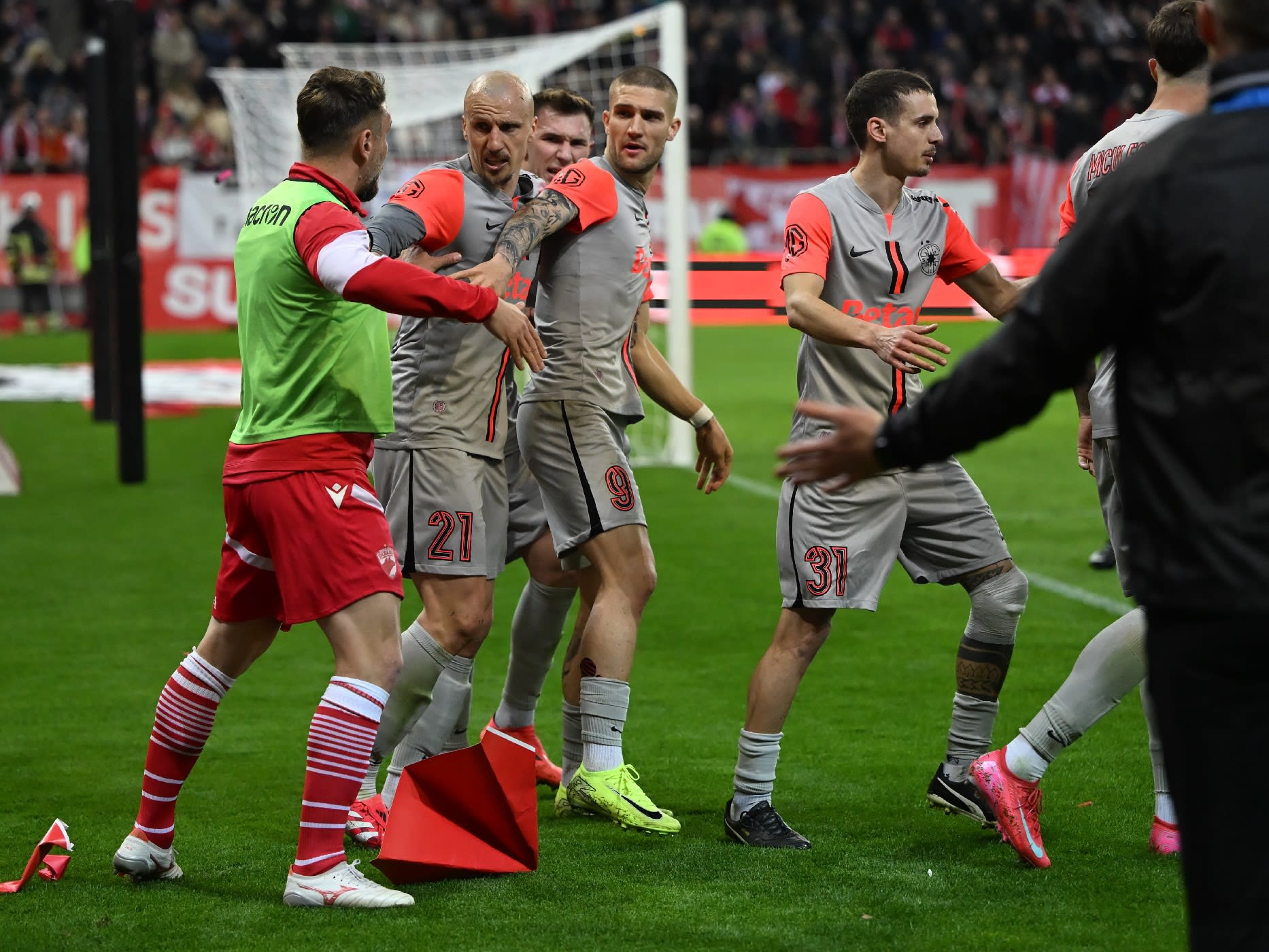 Vlad Chiricheș la un meci al Dinamo, fani în tribune Vlad Chiricheș la un meci al Dinamo, fani în tribune