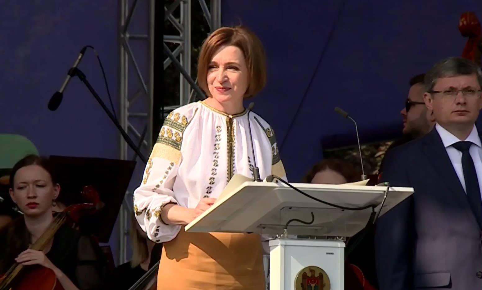 Ion Sterian primind decorația de la Maia Sandu Ion Sterian primind decorația de la Maia Sandu