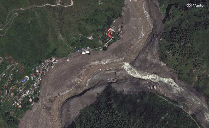 Echipele de salvare încearcă să evacueze peste 100 de muncitori blocați într-un tunel din Nepal