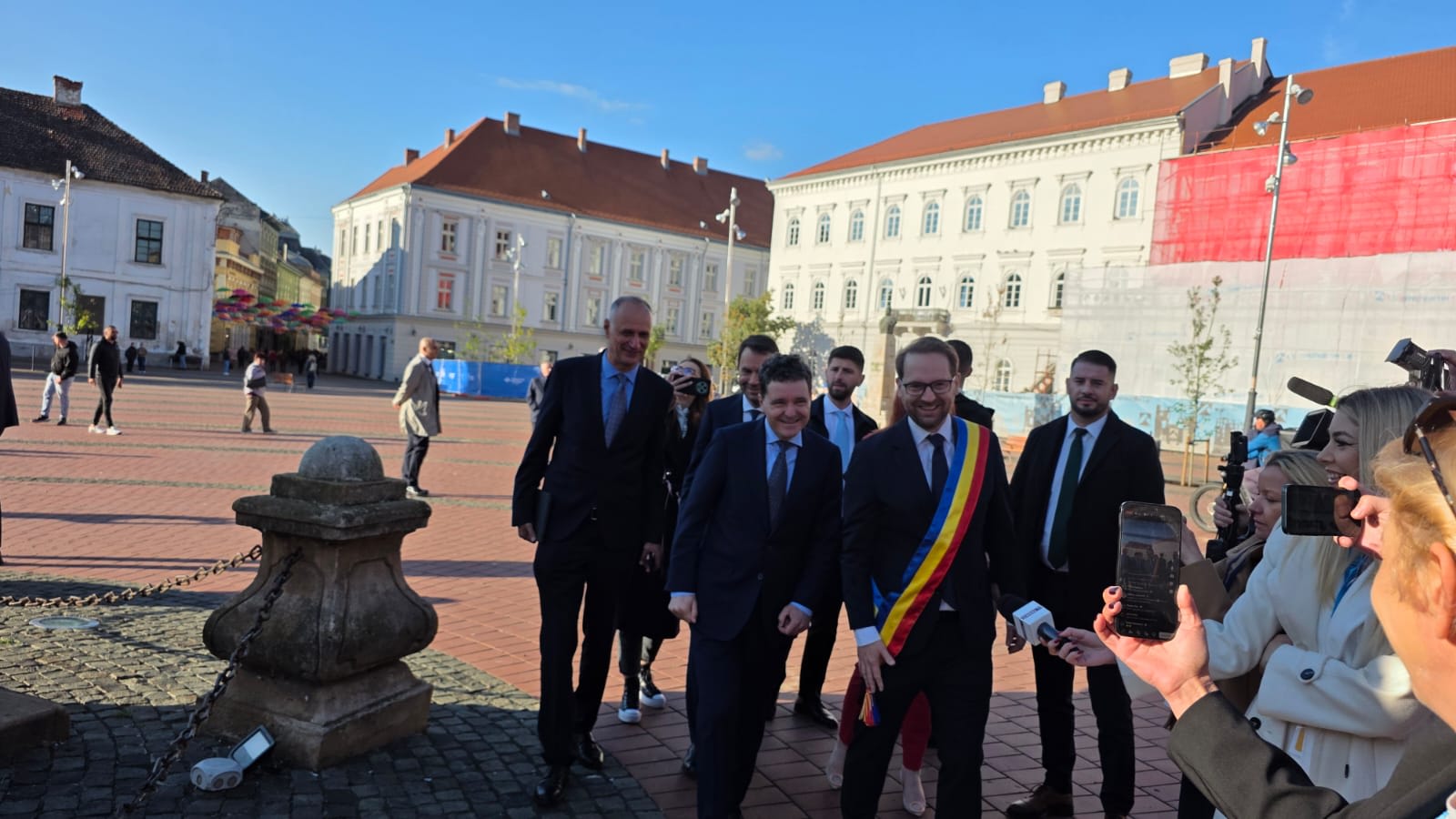 Președintele Nicușor Dan semnează legea integrității în birou oficial