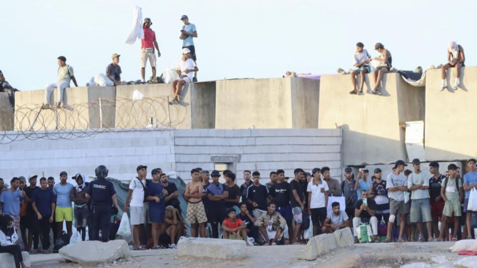 Tensiuni la frontiera din Ceuta, poliție și migranți Tensiuni la frontiera din Ceuta, poliție și migranți