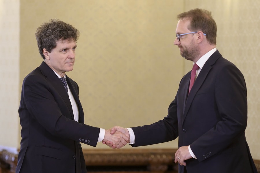 Președintele Nicușor Dan semnează Legea integrității în birou