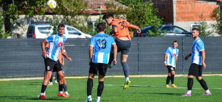 Fotbal în Liga 3, meci la Ghiroda și Deva, jucători în acțiune