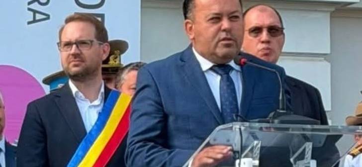 Candidat PNL la Primăria Timișoara în fața sediului partidului