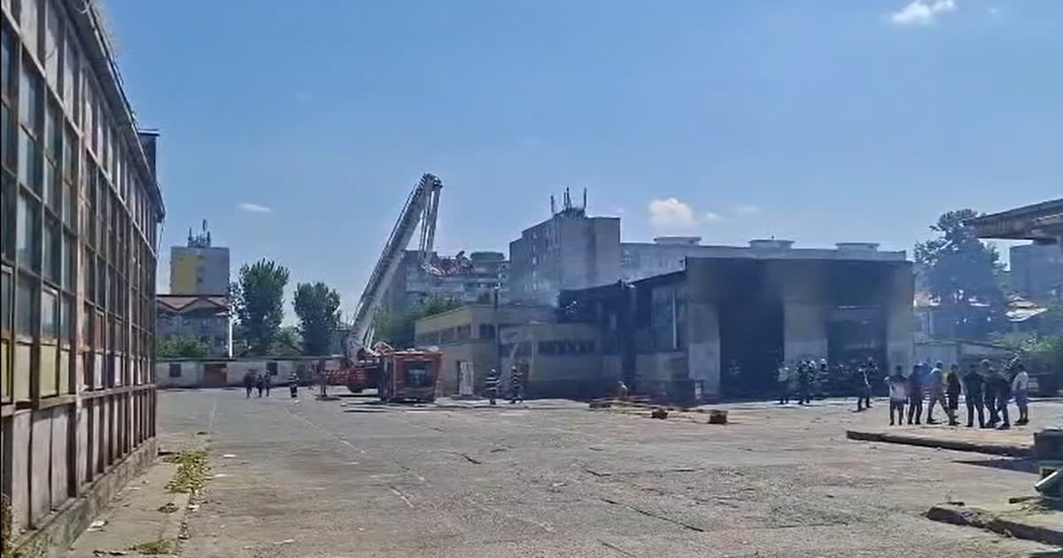 Incendiu violent la Autobaza STB Ferentari din București, pompierii intervin cu 13 autospeciale
