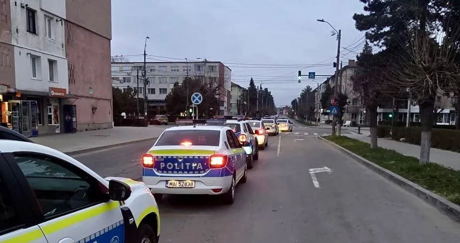 Doi tineri au fost reținuți după ce au agresat un bărbat de 61 de ani în fața unui magazin din Onești