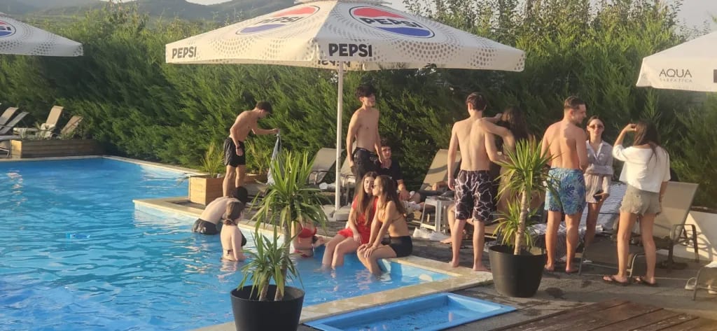 Vaya Retreat organizează un weekend de final de vară cu Mix Grill și muzică live