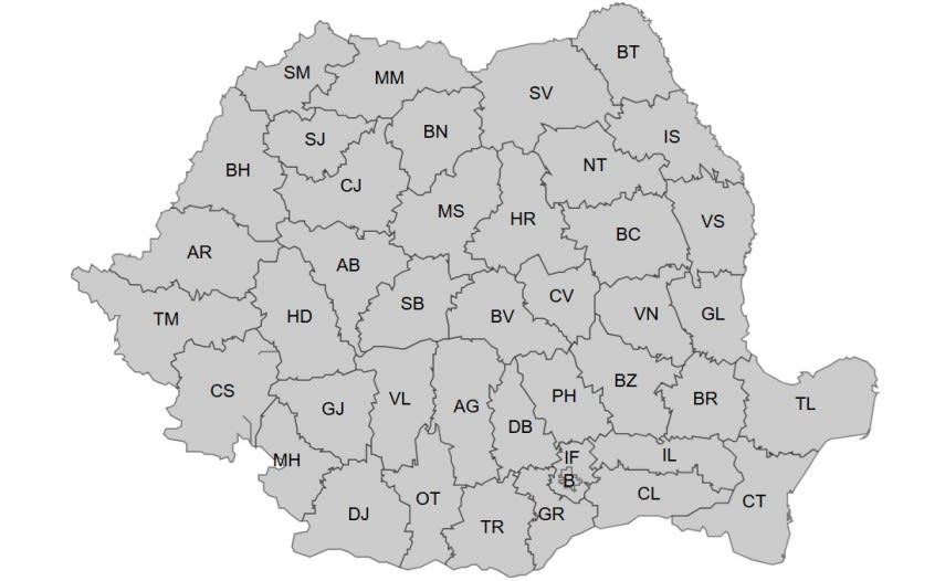 Furtună cu ploaie și fulgere peste peisaj rural din România Furtună cu ploaie și fulgere peste peisaj rural din România