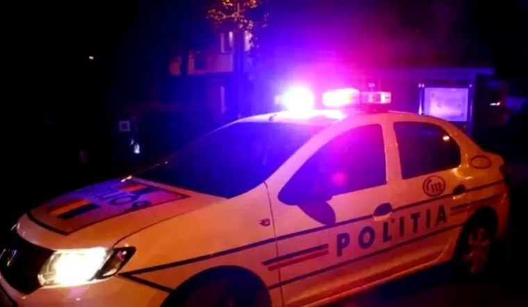 Lugoj: șofer beat și fără permis, urmărit de polițiști, a provocat accident cu mașina pe terasă