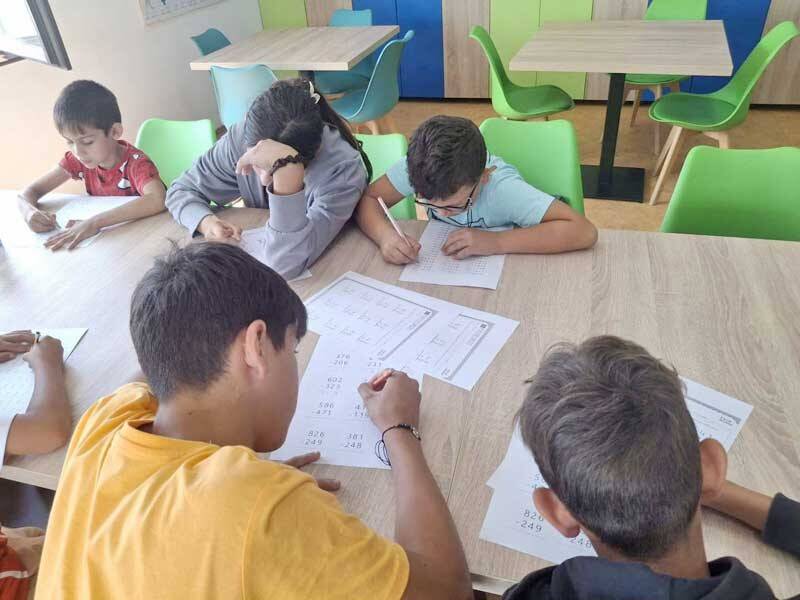 Centrul Multifuncțional Romanii organizează activități de pregătire pentru elevi înainte de începerea școlii