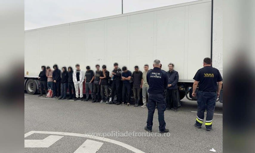 Polițiști de frontieră verificând un camion la Calafat