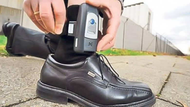 Un bărbat din Bolintin-Deal, acuzat de amenințare și agresiune, poartă brățară electronică