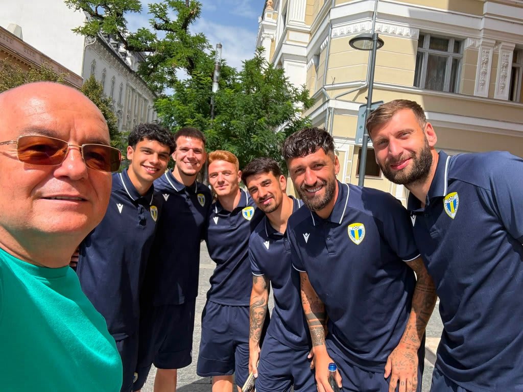Emil Boc salutând jucători după meciul Universitatea - Petrolul Emil Boc salutând jucători după meciul Universitatea - Petrolul