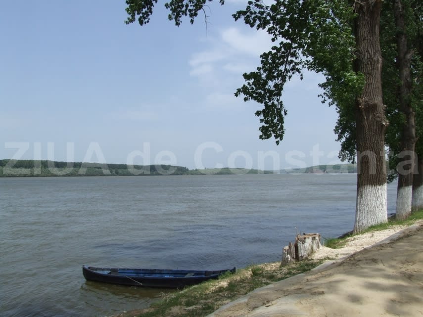 Valuri pe Dunăre în zona de intrare în România Valuri pe Dunăre în zona de intrare în România