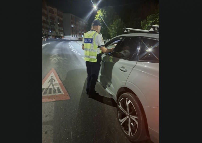 Polițist rutier verificând un șofer în Tulcea
