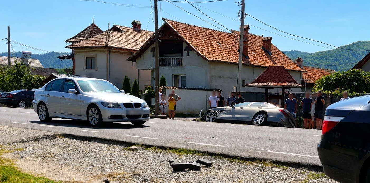 Un accident grav în Argeș: o mașină a ajuns în șanț după impactul cu alt autoturism