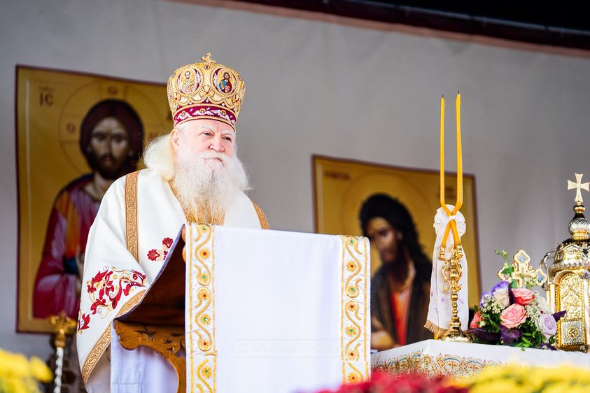 Arhiepiscopul Calinic în timpul slujbei de rugăciune din Suceava
