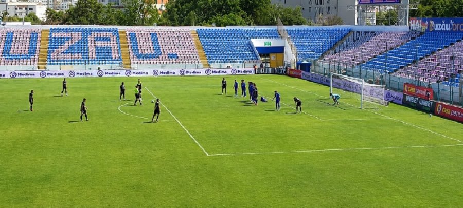 Fotbal în stadionul Gloria din Crâng, meci Metalul - Chindia Fotbal în stadionul Gloria din Crâng, meci Metalul - Chindia