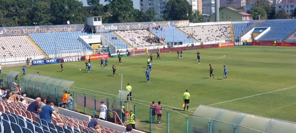 Jucători de fotbal în acțiune pe stadionul Gloria din Buzău Jucători de fotbal în acțiune pe stadionul Gloria din Buzău
