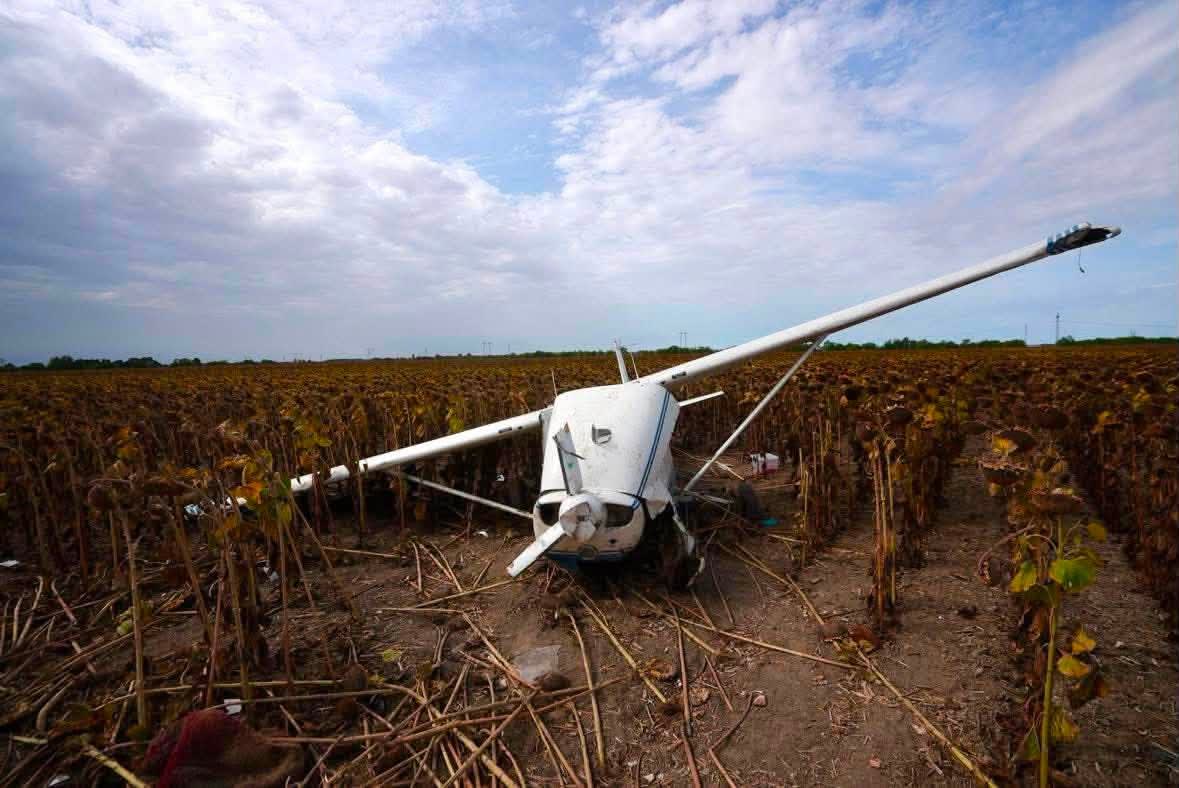 Avion Cessna după aterizare forțată lângă lan de floarea-soarelui