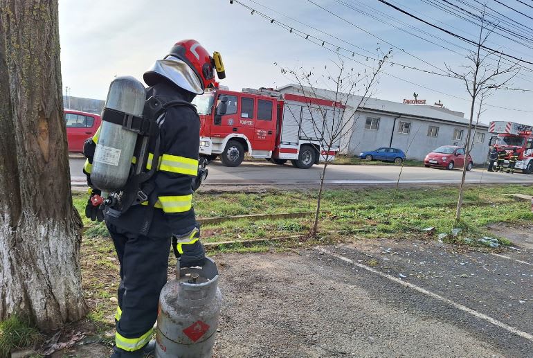 O butelie pe gaz explodează într-o locuință din județul Timiș, doi răniți