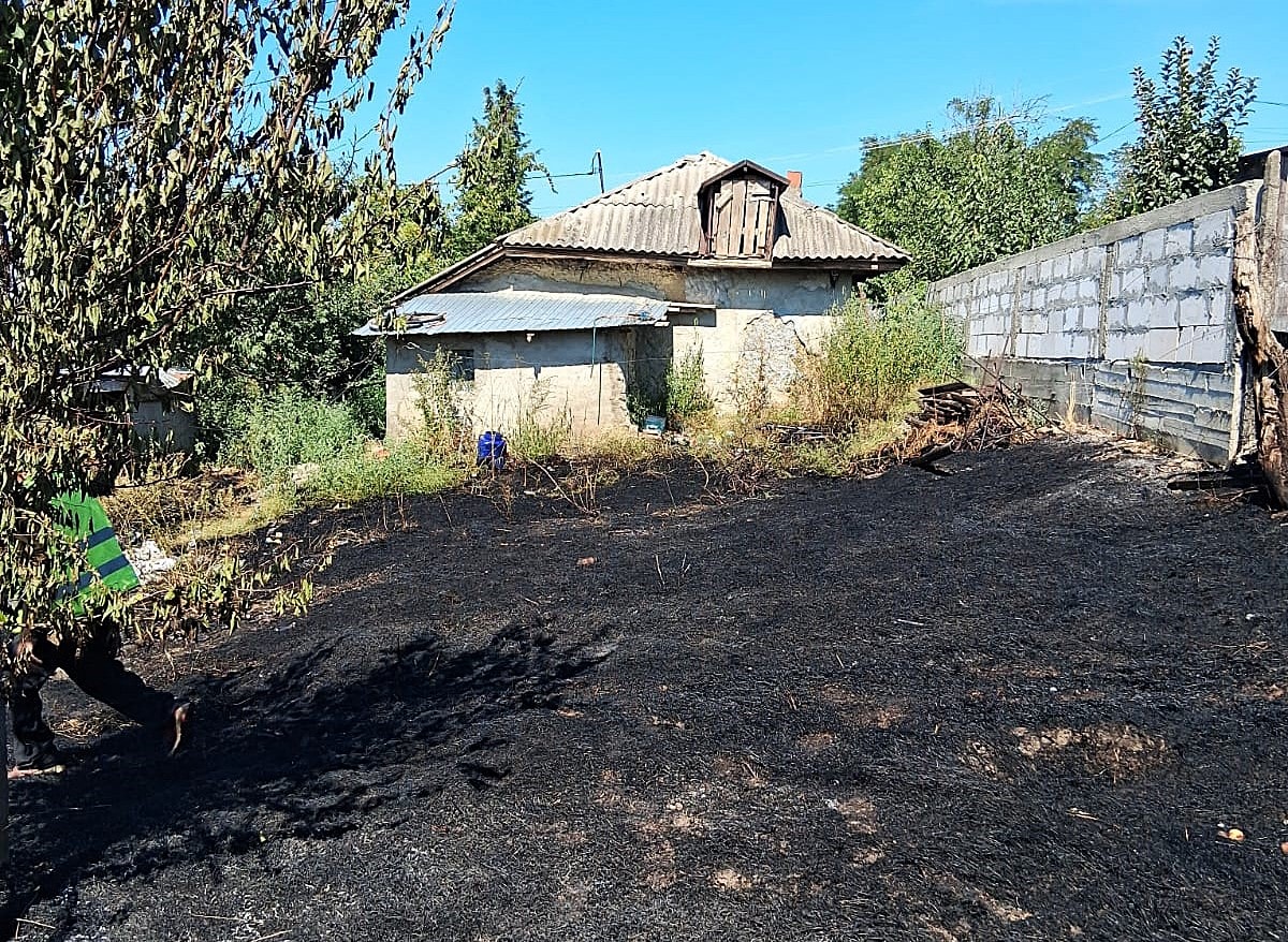 Incendiu la Grivița: foc de vegetație lăsat nesupravegheat, trei locuințe în pericol