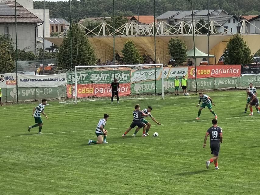 Meci de fotbal în Liga a II-a, jucători pe teren