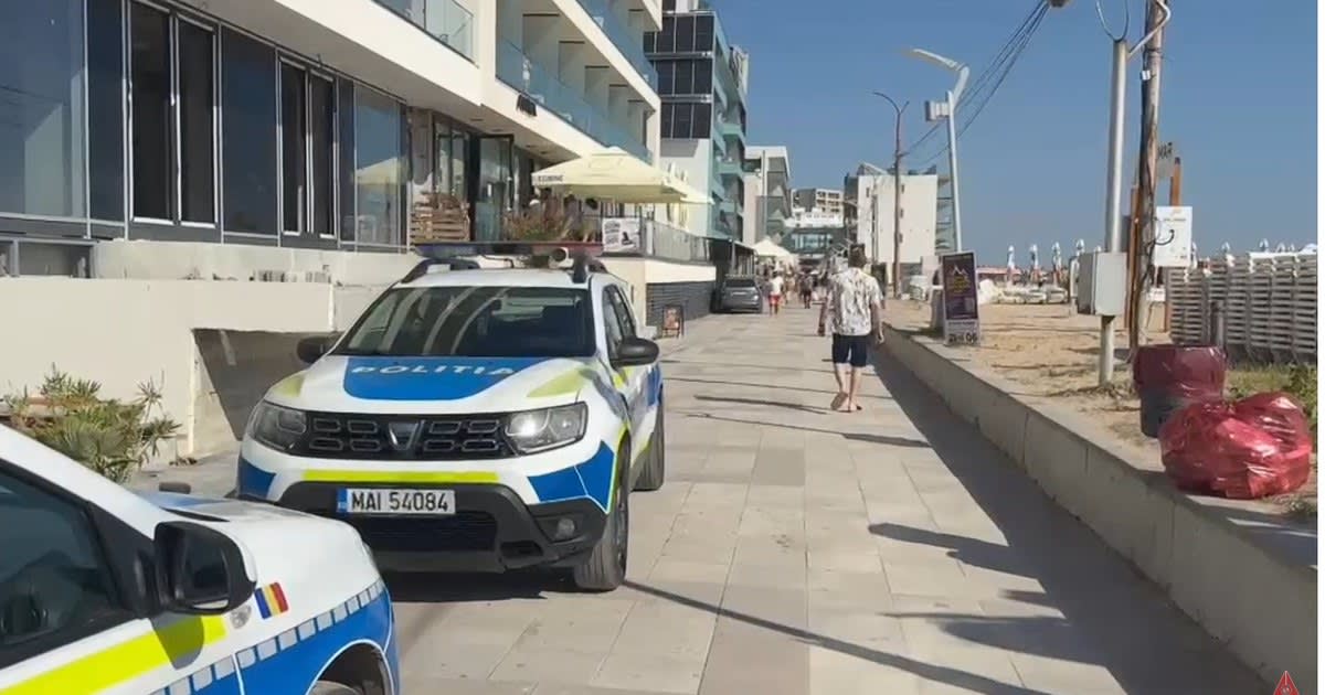 Turist scoate fragment de dronă din mare pe plaja din Eforie Nord