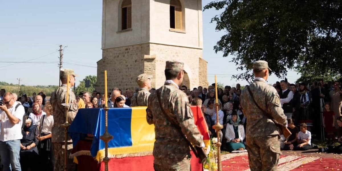 Slujbă arhierească la Mănăstirea Arbore, preoți în altar, credincioși și monument istoric Slujbă arhierească la Mănăstirea Arbore, preoți în altar, credincioși și monument istoric