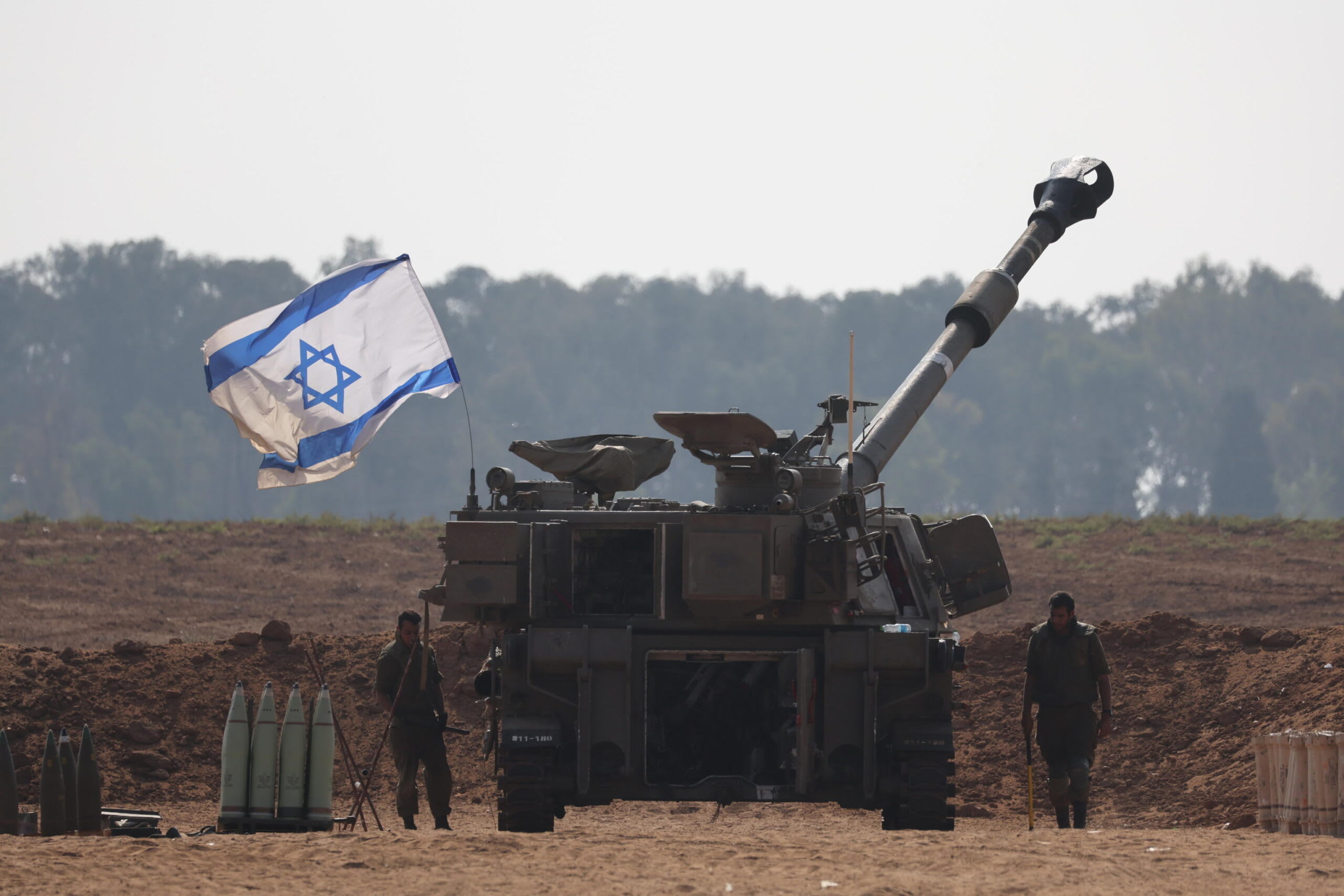 Soldați israelieni și avioane de luptă în timpul unui atac asupra Gaza Soldați israelieni și avioane de luptă în timpul unui atac asupra Gaza