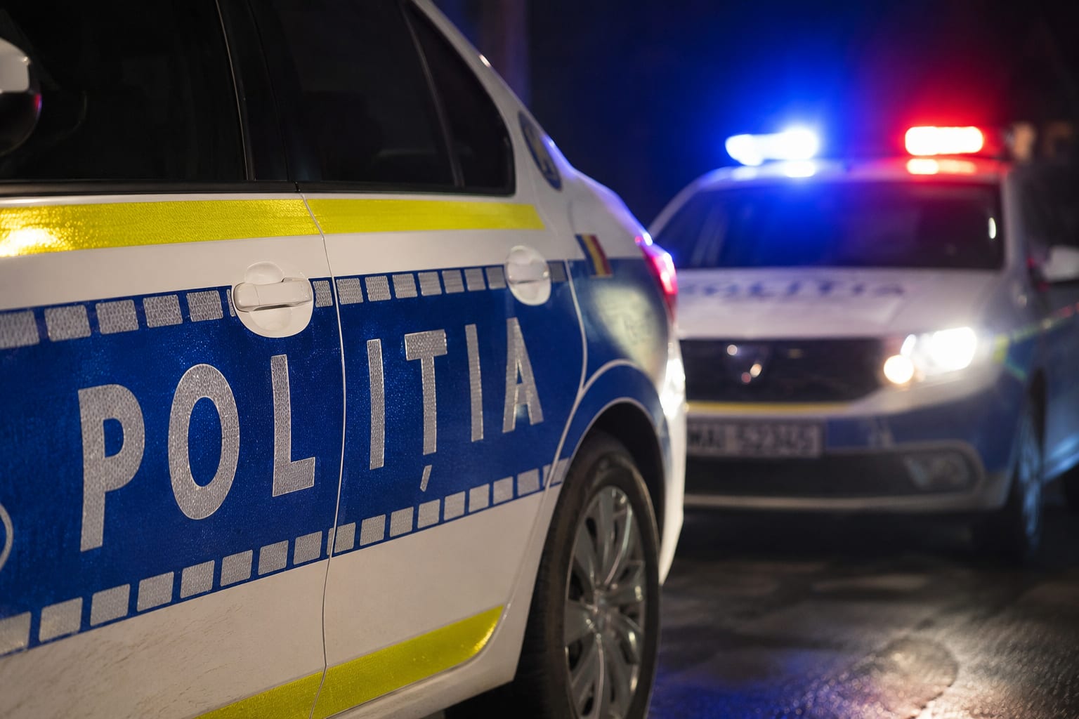 Patru tineri din Huși au fost reținuți după un conflict în fața unui bar