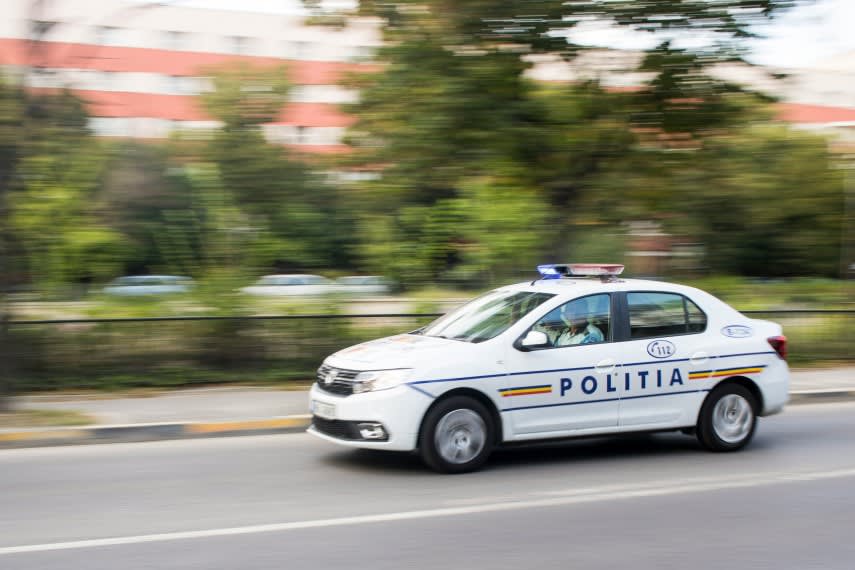 Polițiști verificând obiective comerciale în Constanța Polițiști verificând obiective comerciale în Constanța