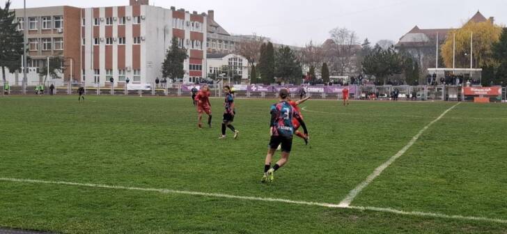 Jucătoare de fotbal feminin în acțiune pe teren