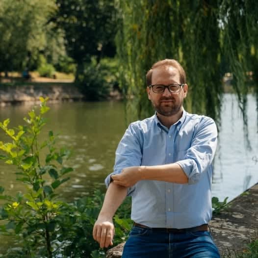 Primar Timișoara în fața clădirii administrației locale