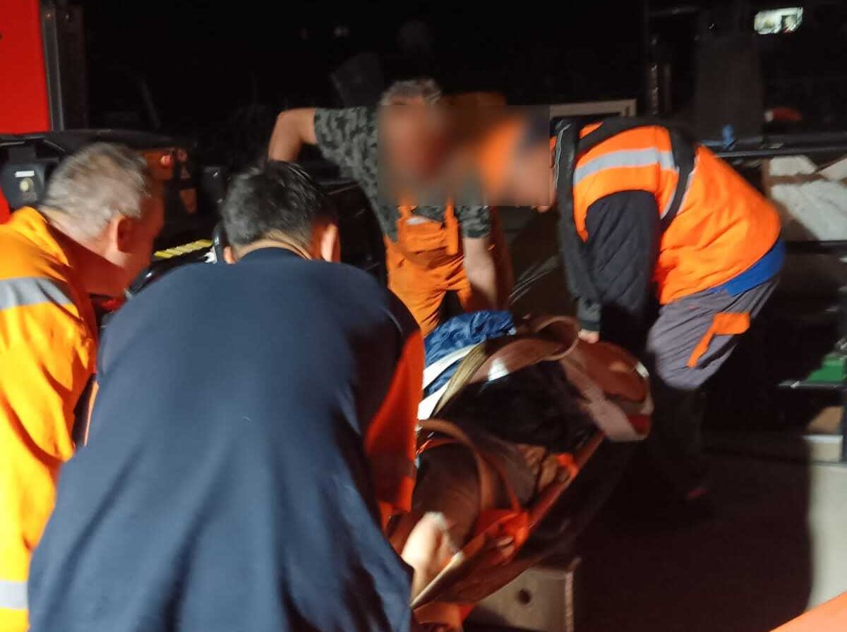Echipaj ARSVOM intervenind pe mare pentru preluarea unui pacient de pe navă